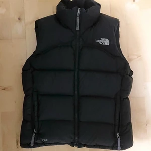 Vintage north face väst - Svart vintage väst från the north face!                                          - i populära modellen north face 700.                                           - Storlek S i dam.                                                                            - bud ligger på 1000kr, köp direkt för 1100kr!