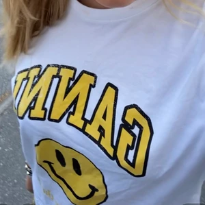 Ganni T-shirt  - Säljer min ganni T-shirt så fint print och färg. Som ny och har inga fläckar osv. 💥💥