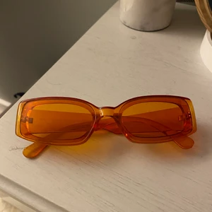 Glasögon  - Super coola oranga glasögon! Köpta från Beyond retro😍