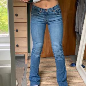 Lågmidjade blåa bootcut jeans i storlek xs.💕 säljer för 200 men kan gå ner till 170 vid en snabb affär💞 