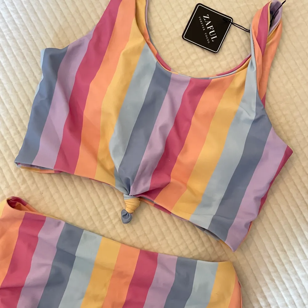 Superfin bikini i underbara färger som aldrig är använd då den är för stor. 💙🤍💖. Övrigt.