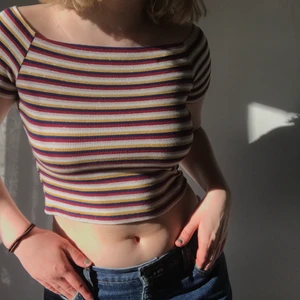 Off shoulder top  - Gullig off shoulder top från monki med lite glittrigt tyg. Tröjan är i bra skick, skriv privat för fler bilder. Frakt ingår ej💓