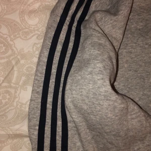 Adidas kofta  - Säljer denna adidas kofta pga att den inte kommer till någon användning. Den är otroligt skön att använda eftersom att den är ganska stor på mig som är i storlek xs-s.  Ord. 500kr (lägger ut den igen pga oseriös person :( 