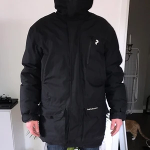 Peak jacka  - Säljer av en schysst Peak jacka i herr storlek M. Det är en fullt fungerande jacka och den är varm och pösig! Priset är 800kr och det är ett bra pris för en jävligt bra jacka, det finns defekter på den som små små färgstänk som endast syns om man synar noga Bilder på det kan fås vid intresse. Det går kanske bort om man lägger manken till men vi har inte gjort det.  Pris 800kr + frakt (140kr-170kr beroende på vikt) via PostNord! 