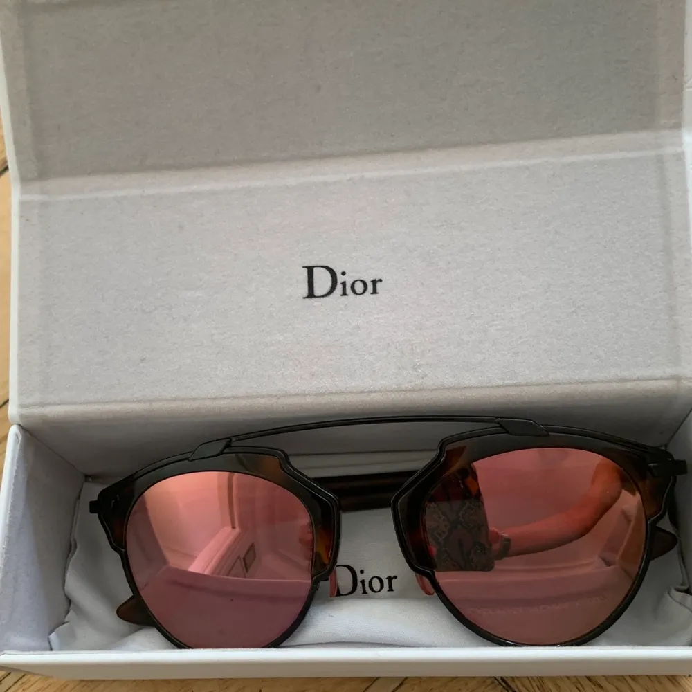 Oanvända solglasögon från Dior. Övrigt.