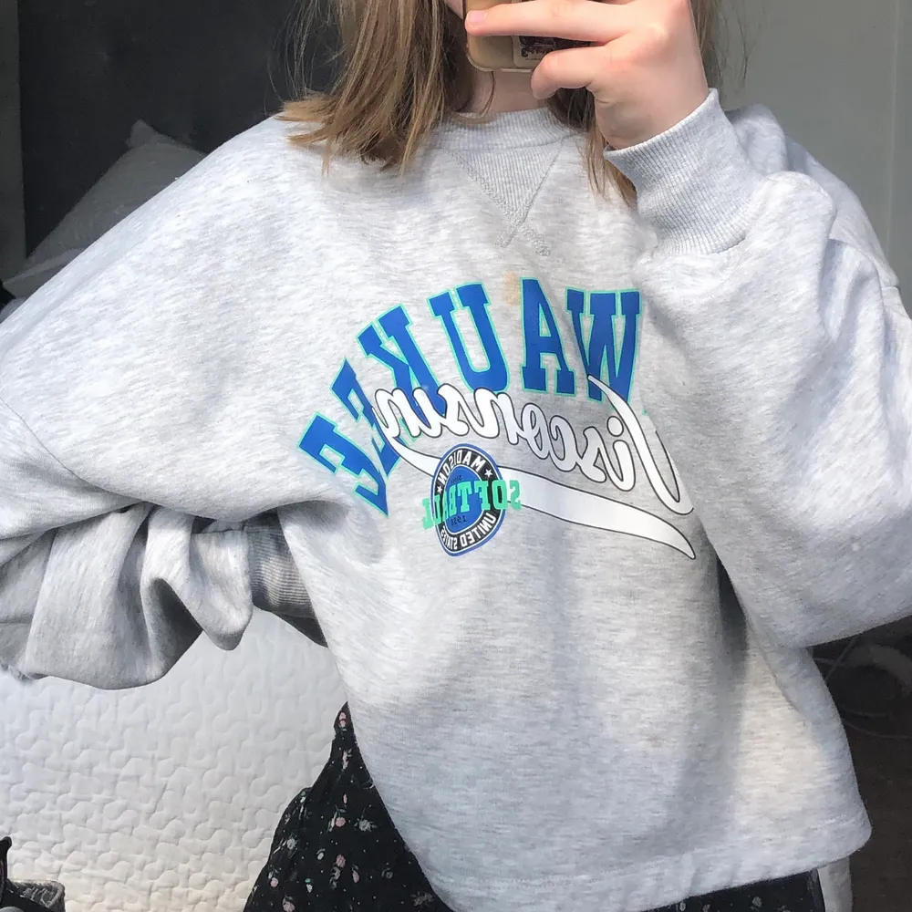 Jättefin sweatshirt från ginatricot i storlek M. Den är knappt använd och är i bra skick. Köpte för 249 och säljer för 170 ink frakt💖. Tröjor & Koftor.