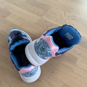 ADIDAS FALCON  - 37 1/3 - stora i storleken 