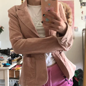 perfekt vårjacka - vårjacka i rosa typ mocka-ish (?)