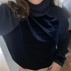 Blå stickad tröja med sammet detaljer - En collab mellan NA-KD och Vanessa Moe. 