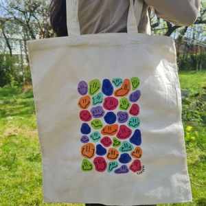 tote bag med egen design! 😚 - hej! här är en till design som jag har gjort, vill man ha en liknande så går det att fixa 🥰 eller kanske ett helt annat motiv eller andra färger? PM för mer info 😚✌🏼 BJUDER PÅ FRAKTEN - 150kr per väska 💕