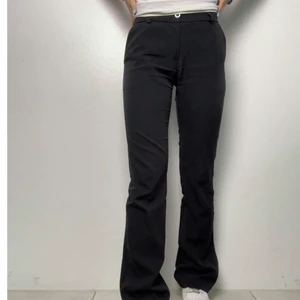 Designbysi - Supersnygga kostymbyxor i tall modell & strl 36!! Jag är 168 å de är långa på mig, vilket jag tycker är superfint. Säljer pga för små!!💕💕 nypris över 400 kr.