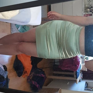 Silkeskjol från plt - Superfin kjol i silkesmaterial från prettylittlething i storlek 36. Aldrig använd då den tyvärr är för liten :( så tags på fortfarande. Dragkedja på baksidan för bättre passform, ganska snäv i passformen 