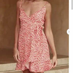 Superfin klänning till sommaren☀️🌸🌷 Oanvänd med prislappen kvar, säljer pga råkade beställa fel strl🤗💗