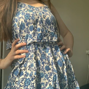 Sommarklänning - Säljer en blå och vit söt sommarklänning från hm. 