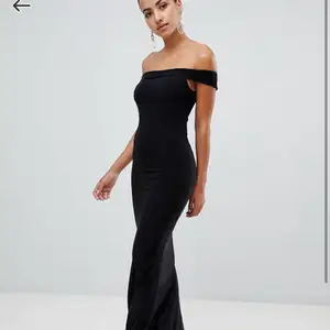 En svart klänning från club l london. Aldrig använd och är i bra skick! Köpt förra året för 489kr. (Inte mina bilder, men visar klänningen bättre). 
