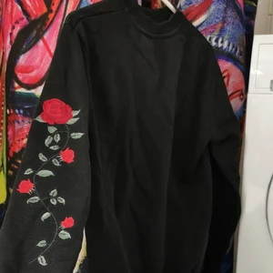 Sweetshirt med rosor - Nakd. Storlek xs. Rosor på ärmarna