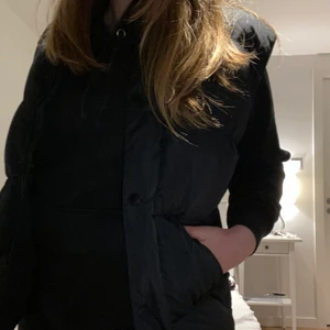 väst från mckinley - väst från mckinley som aldrig kommer till användning hos mig. västen är i storlek small men dock i herrstorlek så skulle anse den som lite mer som en liten m eller större small. Västen är aldrig använd och är i helt nyskick. Frakt betalas av köpare.  Nypris 399 