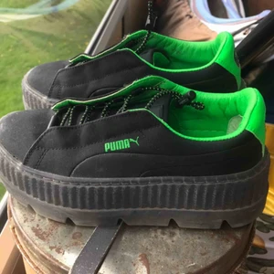  - Fenty X Puma platform-sneakers. Jättefint skick. Storleken är 36 men dom är något små så passar nog bättre på 35