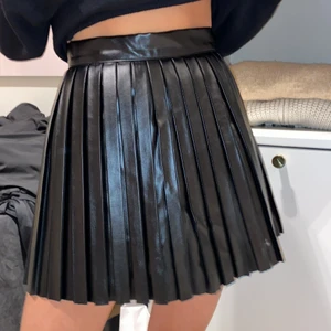 Klockade läderkjol  - Jättefin läder kjol från prettylittlethings. Är i stolek 32 och skulle säga att den är väldigt liten i stoleken 