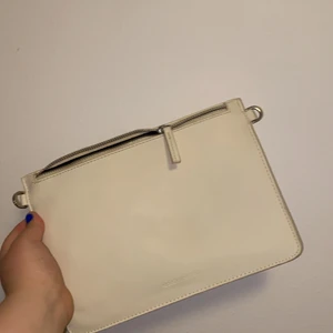 Vit kuvertväska  - Vit kuvertväska från CARIN WESTER. Priset kan diskuteras vid intresse. Önskas fler bilder, kontakta mig💕