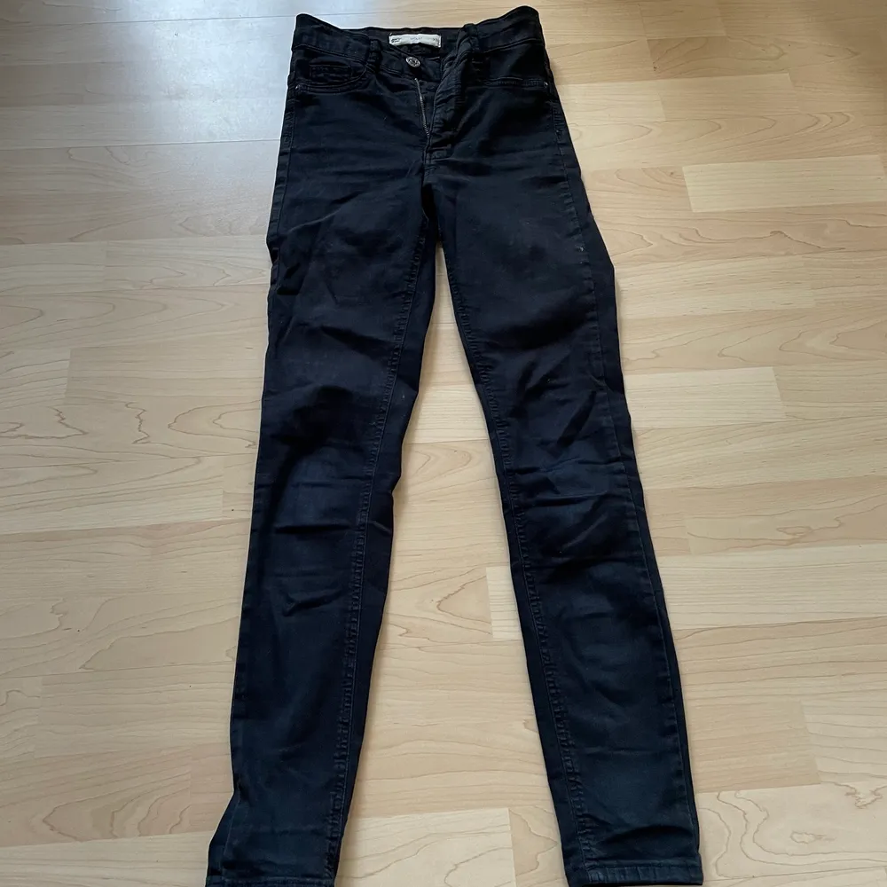 Ett par svarta jeans från Gina tricot i storlek xxs. Köptes för ca 1 år sedan och är i bra skick. är lagom långa för de som är 150-158 !!Tvättas innan att de skickas och köparen står för frakten!!. Jeans & Byxor.