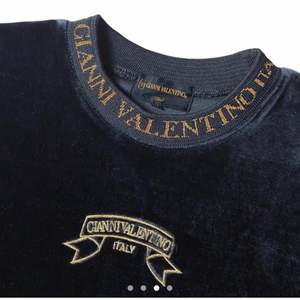 Köpte denna men inte riktigt min stil. Superfint skick och mjuk.   Vintage 90s Gianni Valentino Velour Sweatshirt in Black/Gold with Central Embroidered Spell-out and Collar Spell-out. Women’s Size M.  Rare piece in great vintage condition 🔥 Tagged size M - see measurements 👇🏼  📐 Measurements (inches): Length: 25.5” Pit2Pit: 19”