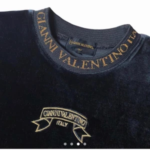 VINTAGE VALENTINO - Köpte denna men inte riktigt min stil. Superfint skick och mjuk.   Vintage 90s Gianni Valentino Velour Sweatshirt in Black/Gold with Central Embroidered Spell-out and Collar Spell-out. Women’s Size M.  Rare piece in great vintage condition 🔥 Tagged size M - see measurements 👇🏼  📐 Measurements (inches): Length: 25.5” Pit2Pit: 19”