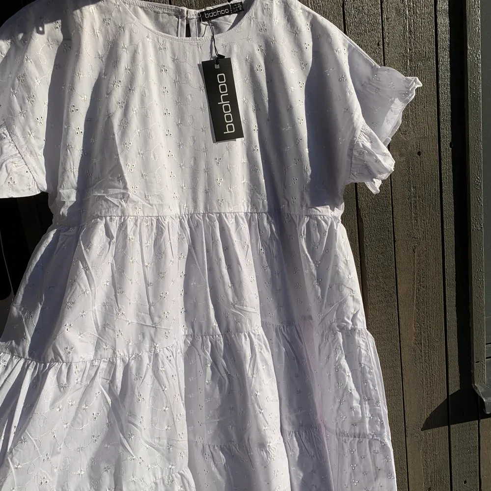 Vit, fin klänning från boohoo perfekt för skolavslutning/student, nyköpt så aldrig använd!! Säljer pga att jag har hittat en annan studentklänning🌼🌼. Klänningar.