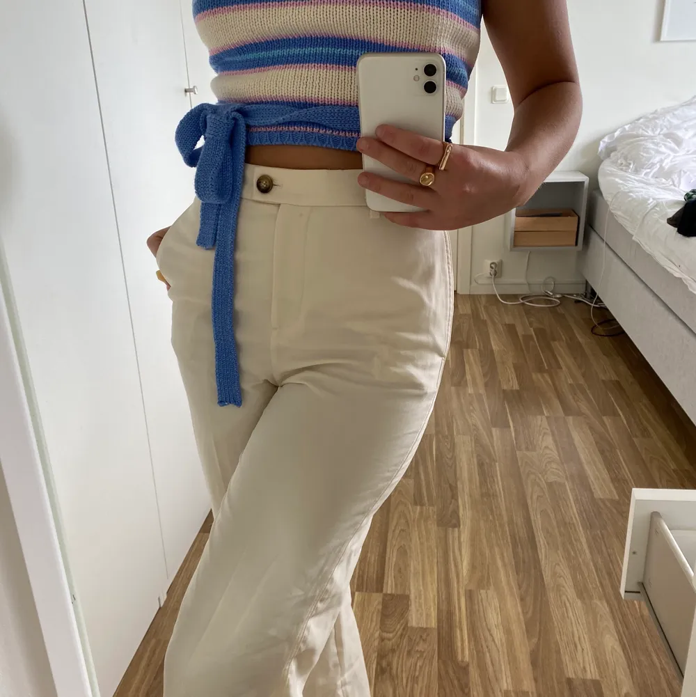 Mina favoriter! Älskar dessa kostymbyxor, de är lite off white och är helt otroligt sköna. Materialet inuti är mycket bekvämt och att de är två olika tyger gör att de inte blir så genomskinliga. De sitter tight runt rumpan och är lösa hela vägen ner! . Kostymer.