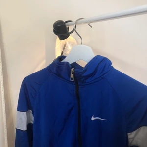Nike - Köptes på Humana för något år sedan och är använd ett fåtal gånger💙 Den är i storlek M men skulle säga att det är en S/M🥰