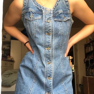 Jeans klänning - En supersnygg vintage jeansklänning. Storlek står inte men jag som är S/M sitter den rätt löst på. Passar alltså främst M/L. 