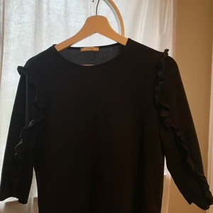Topp med volang - En tröja ifrån zara med volang längst armarna. Stolek m kostnad 40kr+frakt