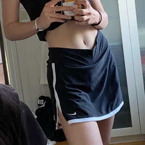 Svart Nike tenniskjol  - Säljer denna TVÄRSKÖNA tenniskjolen från Nike!😇 den är aldrig använd och har insydda shorts! Säljer då jag inte tränar tennis och inte får användning av den i övrig träning... Köpare står för frakt!🖤