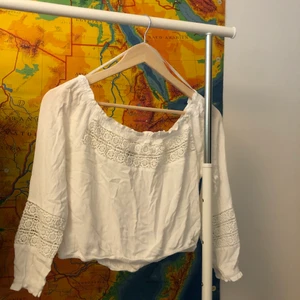Offshoulder topp - En offshoulder topp/blus. Tunt skönt material och spets. 