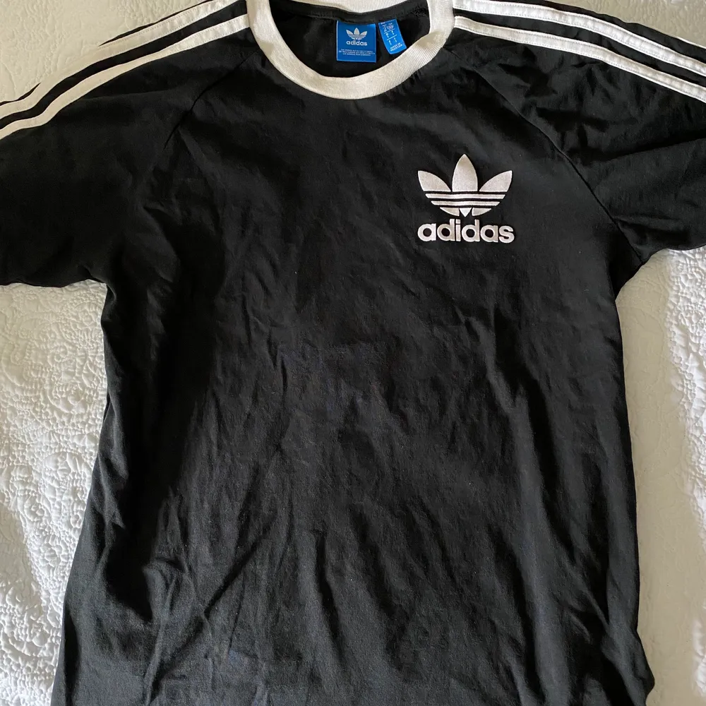 Snygg ADIDAS t-shirt💙. T-shirts.