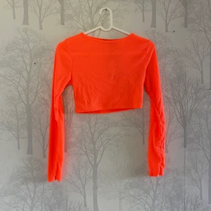 Festivaltopp - Asball neonfärgad festivaltopp från boohoo som tyvärr aldrig kommit till användning. Storlek S men känns mer som xs. Frakt tillkommer 