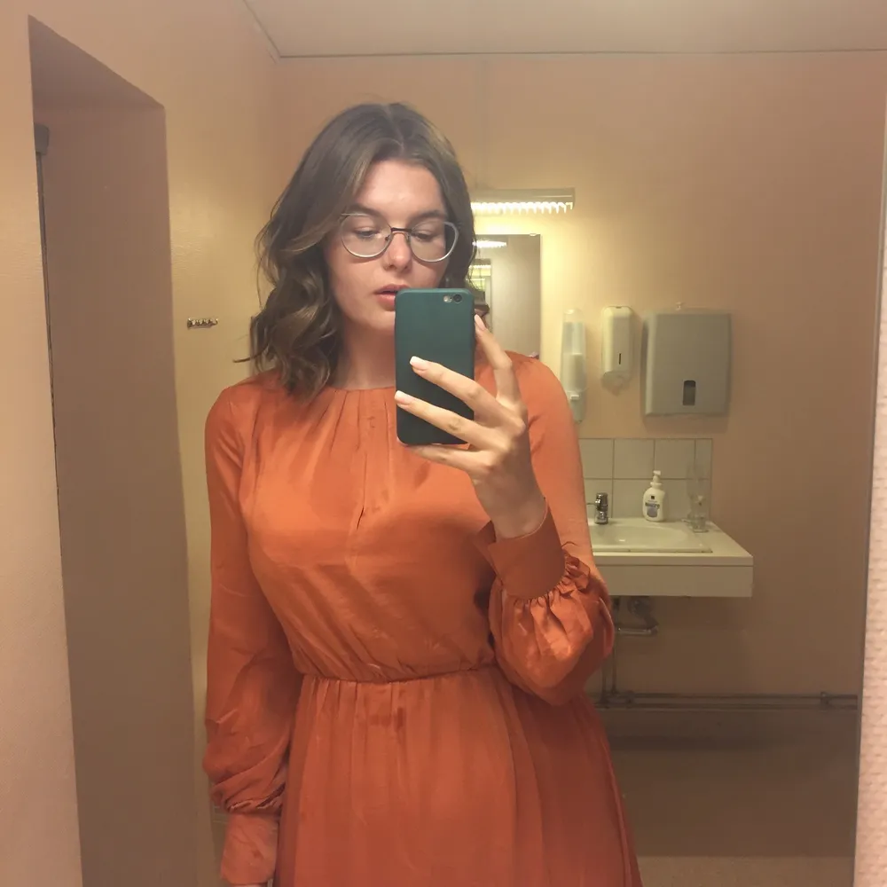 En helt underbar klänning i en glansig och magisk orange färg. I ny skick. Köpt på mango för ett par år sen. Perfekt nu till sommaren 😍. Klänningar.