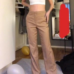 Beige/bruna kostymbyxor - Snygga kostymbyxor köpt secondhand, dom sitter mer lågmidjat som andra bilden egentligen bara att jag hade dragit upp dom på första. Storlek 36 ☺️ köp direkt för 100+frakt