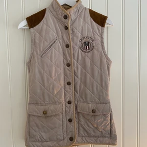 Lexington Väst - Säljer en väst från Lexington då den inte längre passar mig. Västen är i storlek S.