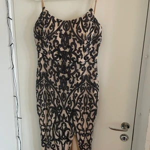 Balklänning  - Hej säljer min jätte fina balklänning aldrig använd, köpt på SHEIN i storlek L men skulle snarare säga att den är en storlek s/m. Jag säljer den pga att den är förstor för mig. Vid intresse hör av er så får ni fler bilder☺️ Jag är 174 lång