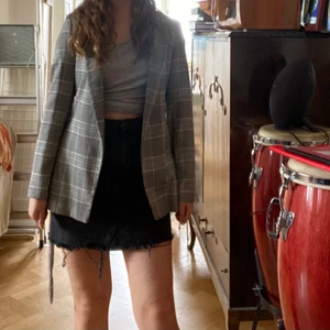 Rutig kavaj/blazer - Säljer min super snygga rutiga kavaj i super fint skick pga den blivit lite för liten </3 budgivning i kommentarerna om fler är intresserade! Nypris: 399 kronor