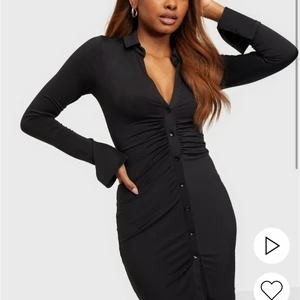 Svart klänning - Säljer denna svarta klänningen från Nelly i strl S oanvänd 