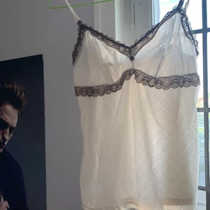 Vitt/brunt linne - Jätte gulligt vitt linne med bruna detaljer i storleken S