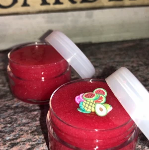 Hallon Lipscrub  - Nya smaken inom lipscrub! Den smakar Hallon & har en söt sommar doft också, otroligt fin och skön mot läpparna då den har en röd färg dessutom är resultatet otroligt bra! 2 för 22kr  