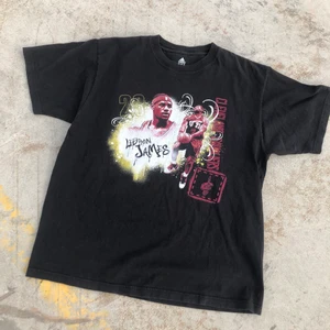 VINTAGE LEBRON!! 🏀🏀 - Säljer denna riktigt feta retro Lebron James T-shirten från hans första tur i Cleveland Cavaliers. Tröjan är i bra skick, trycket är lite slitet vilket man kan se på tredje bilden. Enligt mig gör det bara tröjan snyggare. Storlek L och passar tts. Tveka inte att höra av dig om du undrar något! 🏀🌱✌🏻