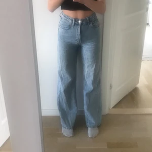 Visa jeans - Jätte fina vida jeans från hm, säljer pågrund av att de ej kommer till användning längre. Storlek 32❤️ Säljer för 200kr och köparen står för frakten