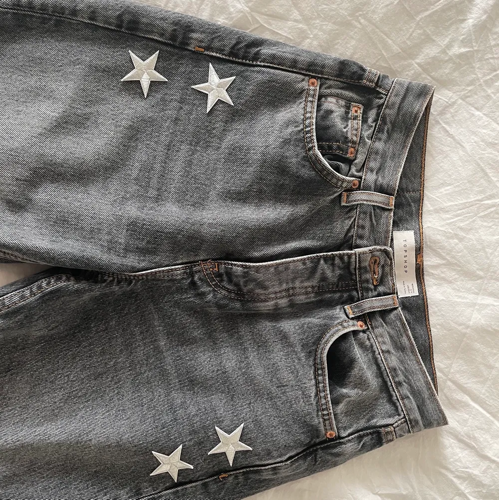 Säljer mina så snygga jeans med slits och stjärnor på💖💖De är endast använda 1 gång så i nyskick!💖💖KÖP DIREKT FÖR 300kr!!. Jeans & Byxor.