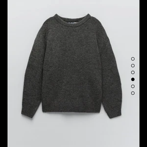 Stickad tröja - Säljer en superfin grå stickad tröja ifrån zara! Den är helt ny med prislapp kvar! Den är i strl. M och sitter lite overzised. Frakt ingår ej i priset💗