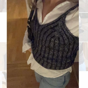 Glittrig topp🦋🦋 - Jättefin glittrig top från design by Sí, är i storlek S, ny pris 250kr mitt pris 100kr + frakt😜