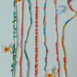 Sommar Fotlänkar🤩 - Vi säljer somriga egengjorda fotlänkar🌺30kr (inkl frakt), kontakta vid köp eller om du vill beställa ett med egna färger🌺☀️🏝🐚